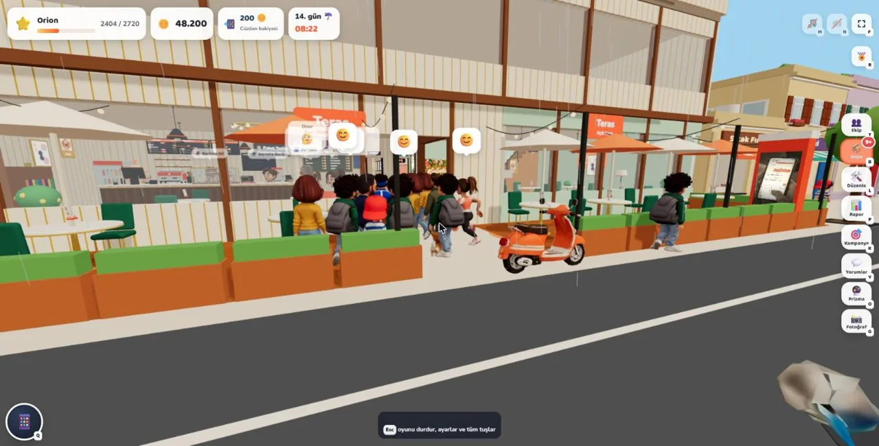 Kafenin önünde kapıdan giren müşteriler ve teras